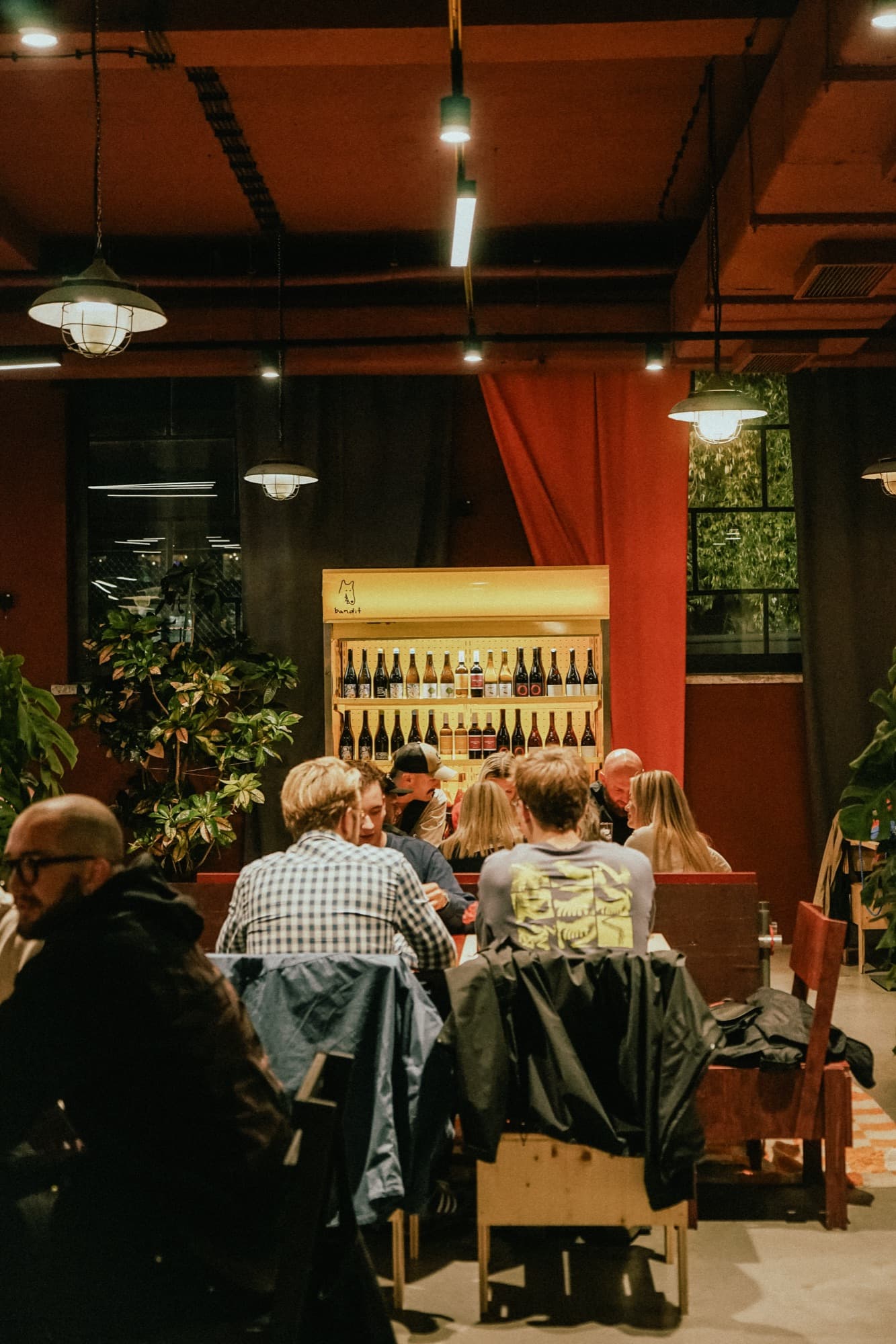 Sala z regałem na wino
